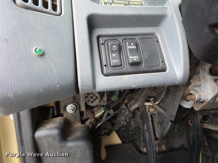 image for item BI9172 2005 International DuraStar 4300 personnel transport truck