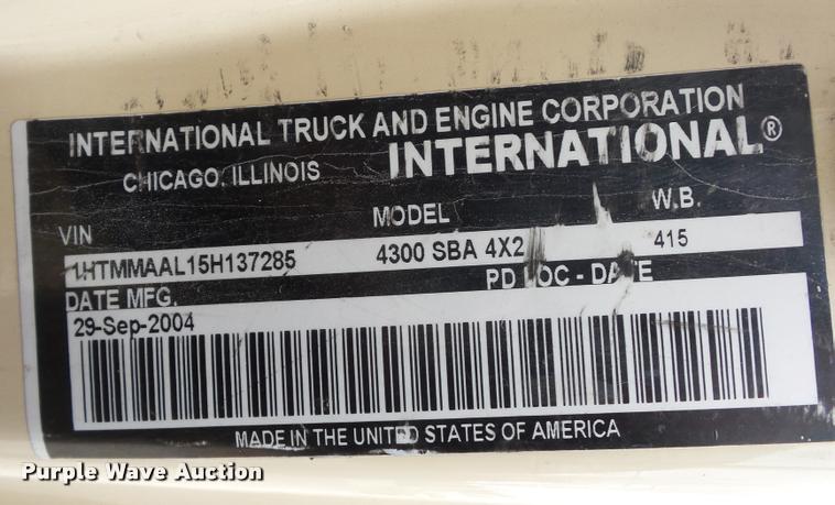 image for item BI9172 2005 International DuraStar 4300 personnel transport truck