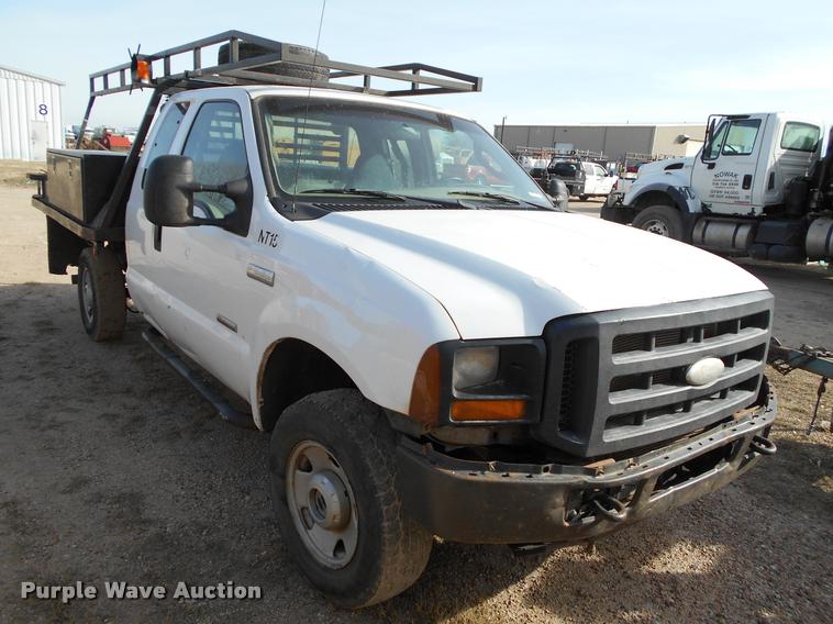 image for item BU9418 2006 Ford F250 Super Duty SuperCab flatbed pickup truck