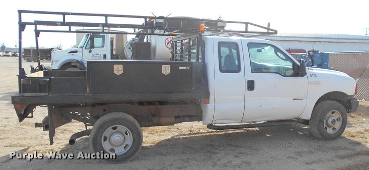 image for item BU9418 2006 Ford F250 Super Duty SuperCab flatbed pickup truck