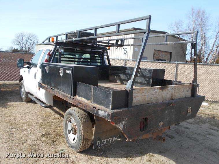 image for item BU9418 2006 Ford F250 Super Duty SuperCab flatbed pickup truck