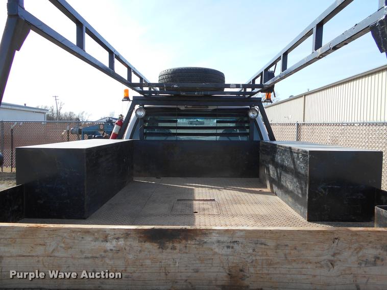 image for item BU9418 2006 Ford F250 Super Duty SuperCab flatbed pickup truck