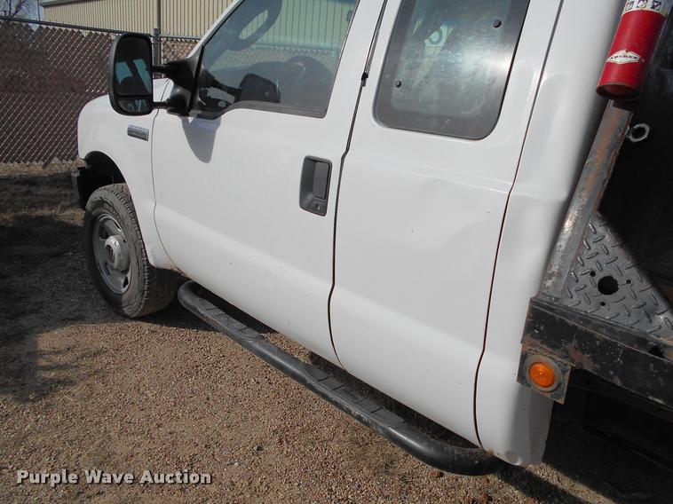 image for item BU9418 2006 Ford F250 Super Duty SuperCab flatbed pickup truck