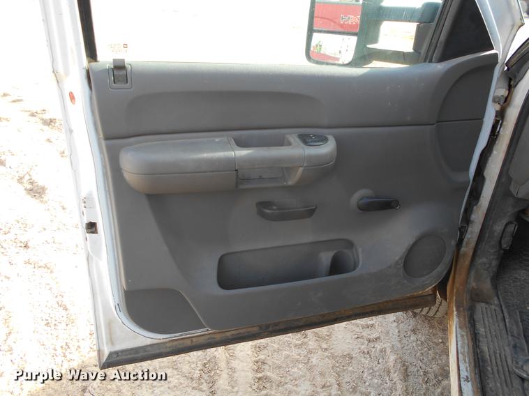 image for item BU9423 2007 Chevrolet Silverado 3500HD Ext. Cab flatbed pickup truck