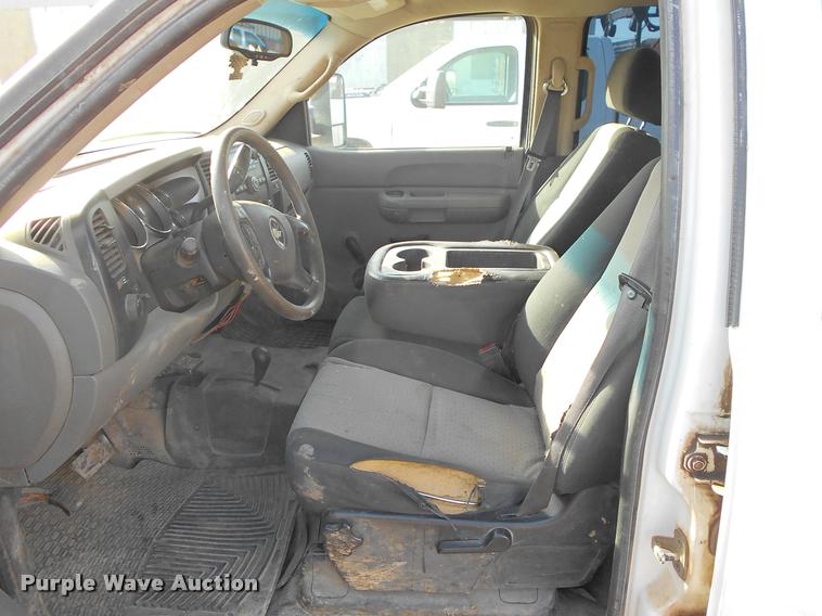 image for item BU9423 2007 Chevrolet Silverado 3500HD Ext. Cab flatbed pickup truck