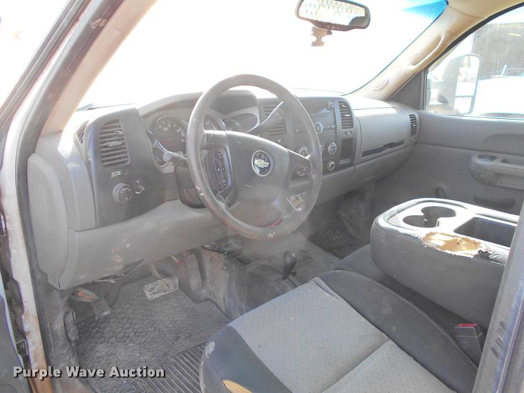 image for item BU9423 2007 Chevrolet Silverado 3500HD Ext. Cab flatbed pickup truck