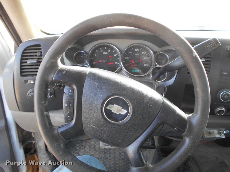 image for item BU9423 2007 Chevrolet Silverado 3500HD Ext. Cab flatbed pickup truck