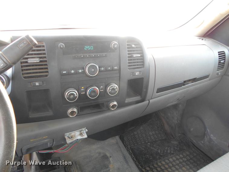 image for item BU9423 2007 Chevrolet Silverado 3500HD Ext. Cab flatbed pickup truck