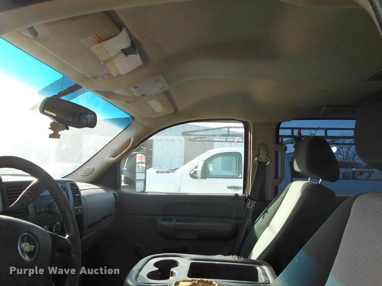 image for item BU9423 2007 Chevrolet Silverado 3500HD Ext. Cab flatbed pickup truck