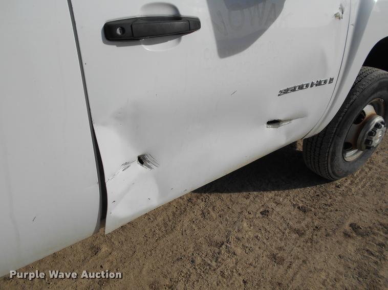 image for item BU9423 2007 Chevrolet Silverado 3500HD Ext. Cab flatbed pickup truck