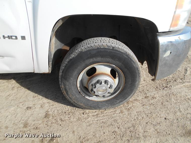 image for item BU9423 2007 Chevrolet Silverado 3500HD Ext. Cab flatbed pickup truck