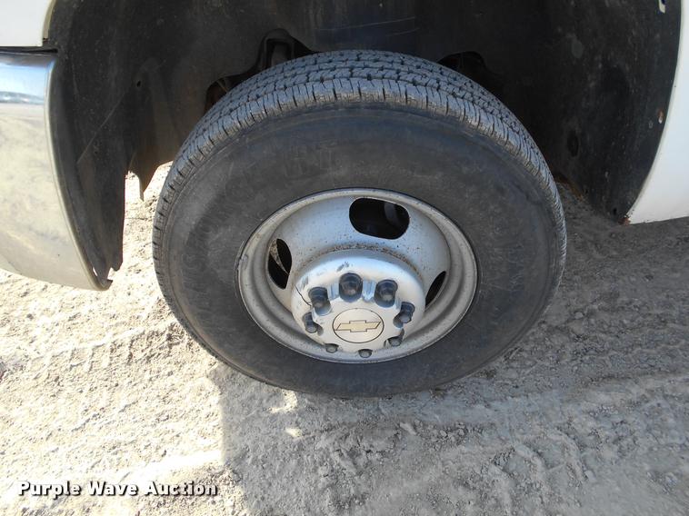 image for item BU9423 2007 Chevrolet Silverado 3500HD Ext. Cab flatbed pickup truck