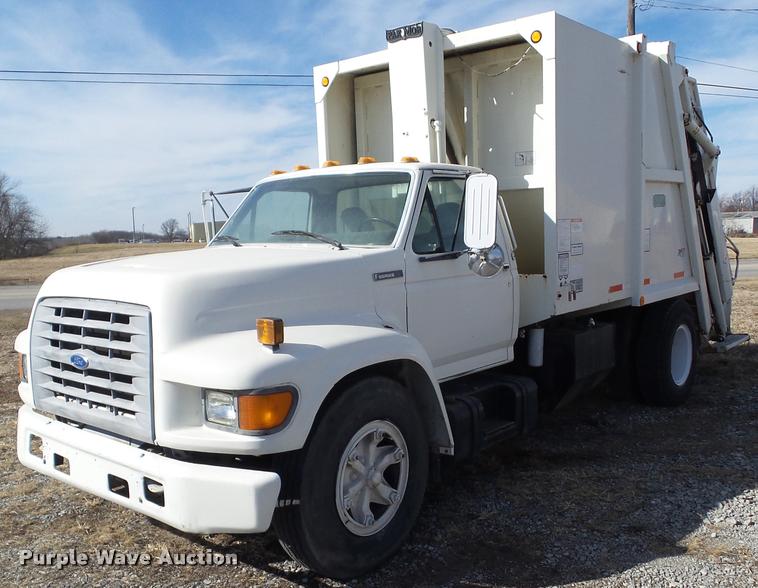 image for item BZ9976 1997 Ford F800 refuse truck