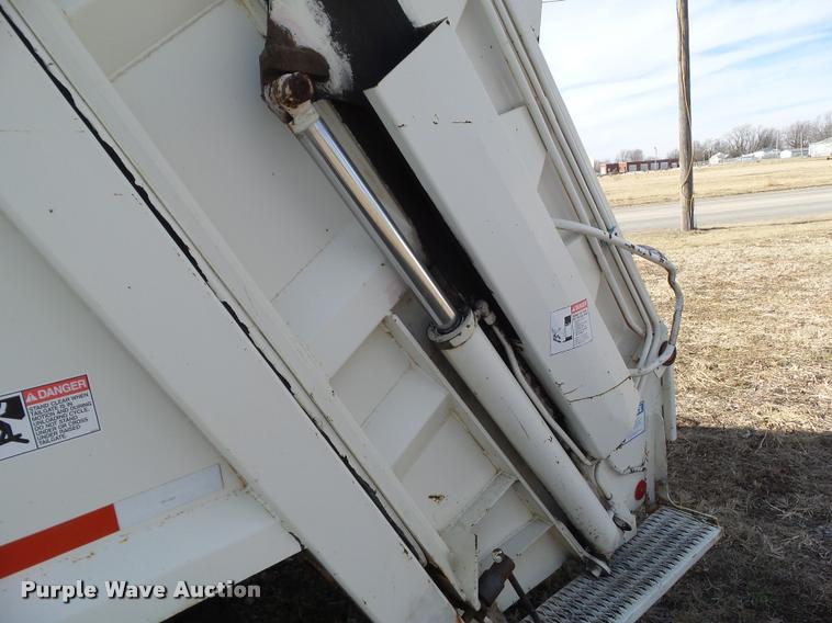 image for item BZ9976 1997 Ford F800 refuse truck