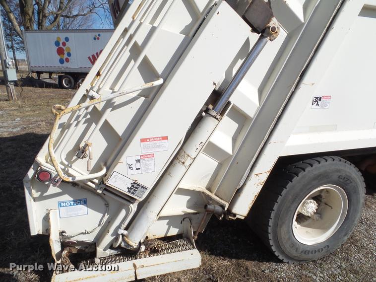 image for item BZ9976 1997 Ford F800 refuse truck