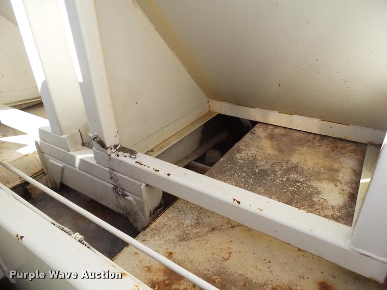 image for item BZ9976 1997 Ford F800 refuse truck