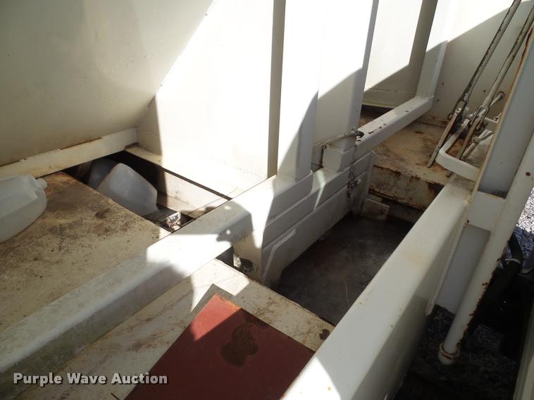 image for item BZ9976 1997 Ford F800 refuse truck