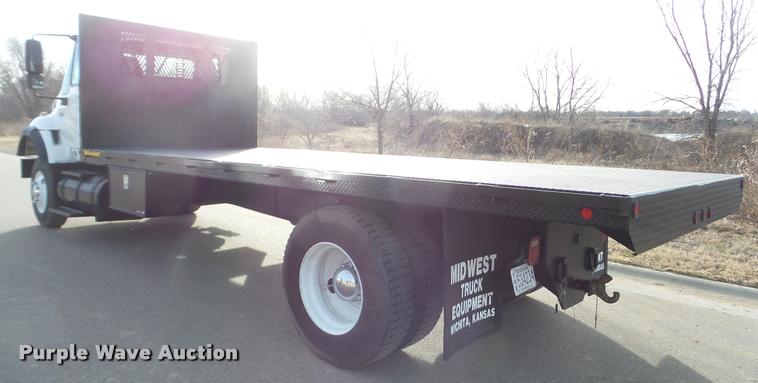 image for item DA0293 2005 International 7600 flatbed truck