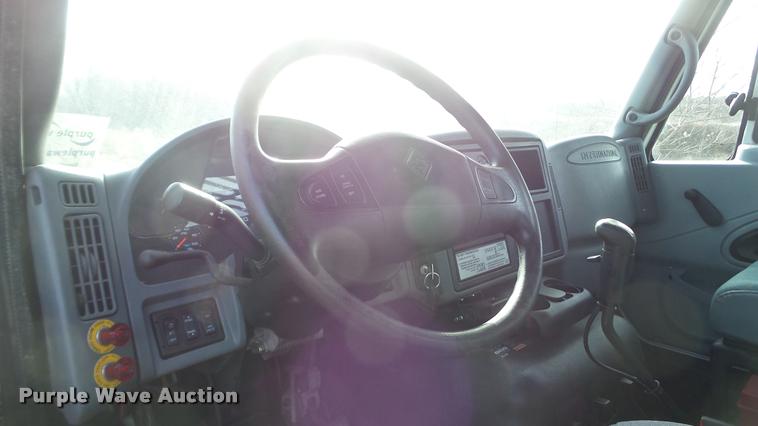 image for item DA0293 2005 International 7600 flatbed truck