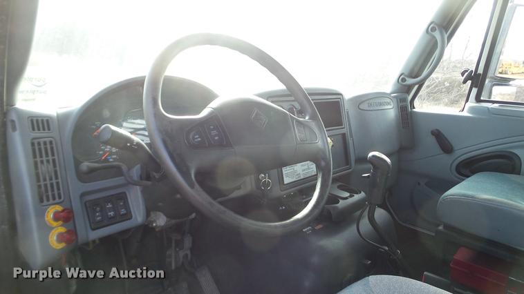 image for item DA0293 2005 International 7600 flatbed truck