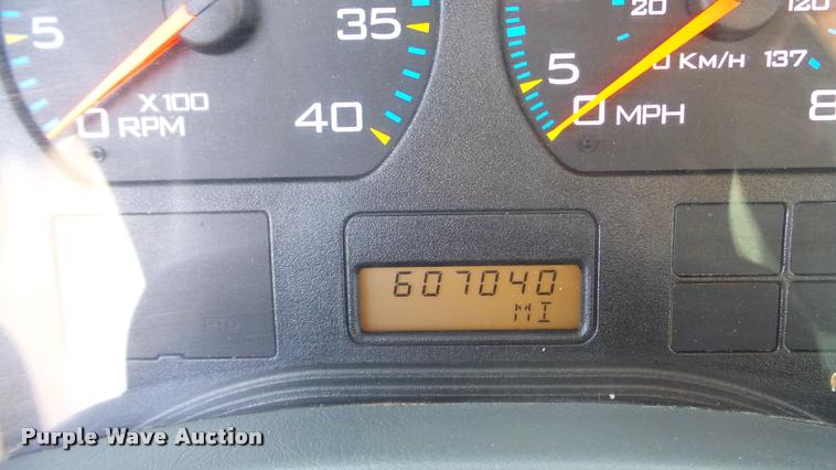 image for item DA0293 2005 International 7600 flatbed truck