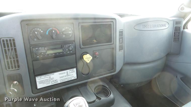 image for item DA0293 2005 International 7600 flatbed truck