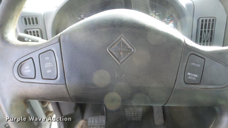 image for item DA0293 2005 International 7600 flatbed truck