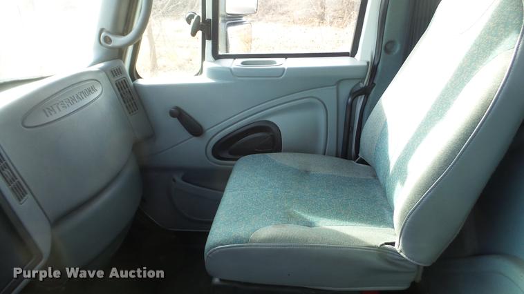 image for item DA0293 2005 International 7600 flatbed truck