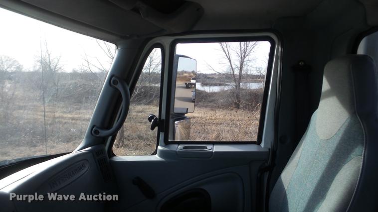 image for item DA0293 2005 International 7600 flatbed truck