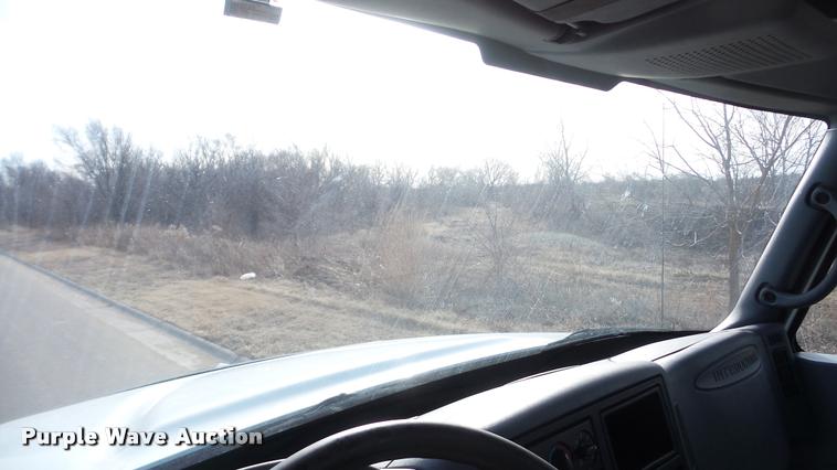 image for item DA0293 2005 International 7600 flatbed truck