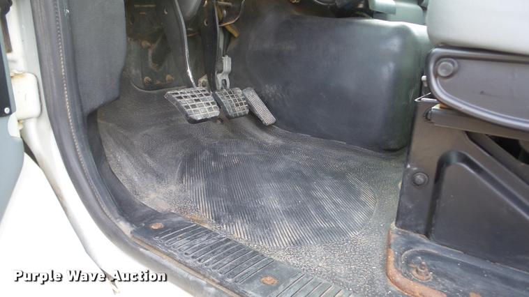 image for item DA0293 2005 International 7600 flatbed truck