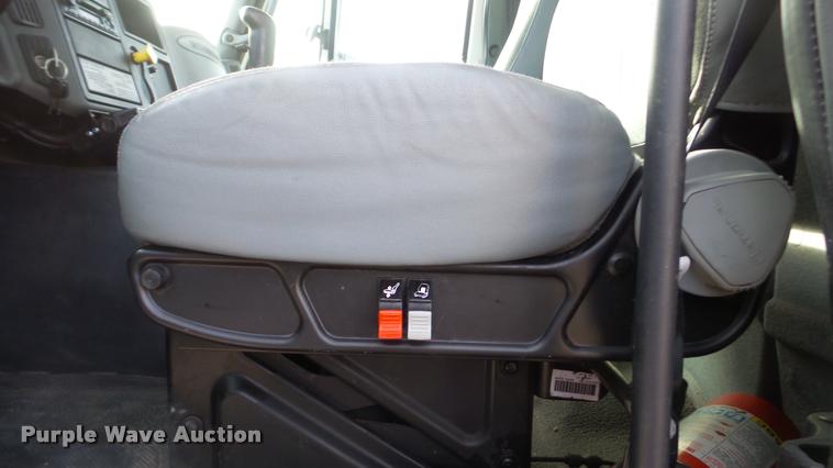 image for item DA0293 2005 International 7600 flatbed truck