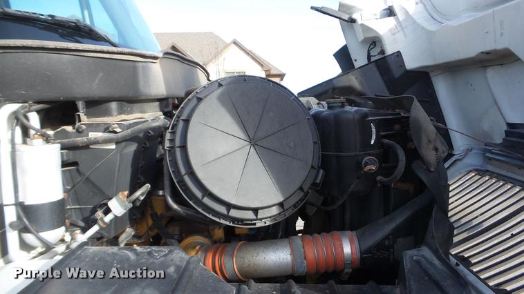 image for item DA0293 2005 International 7600 flatbed truck