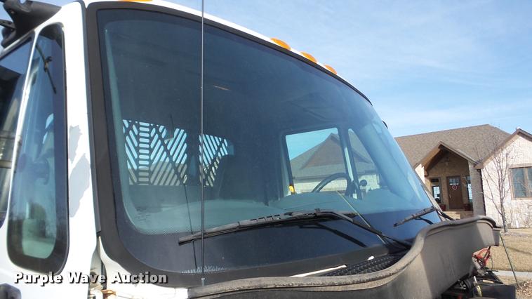 image for item DA0293 2005 International 7600 flatbed truck