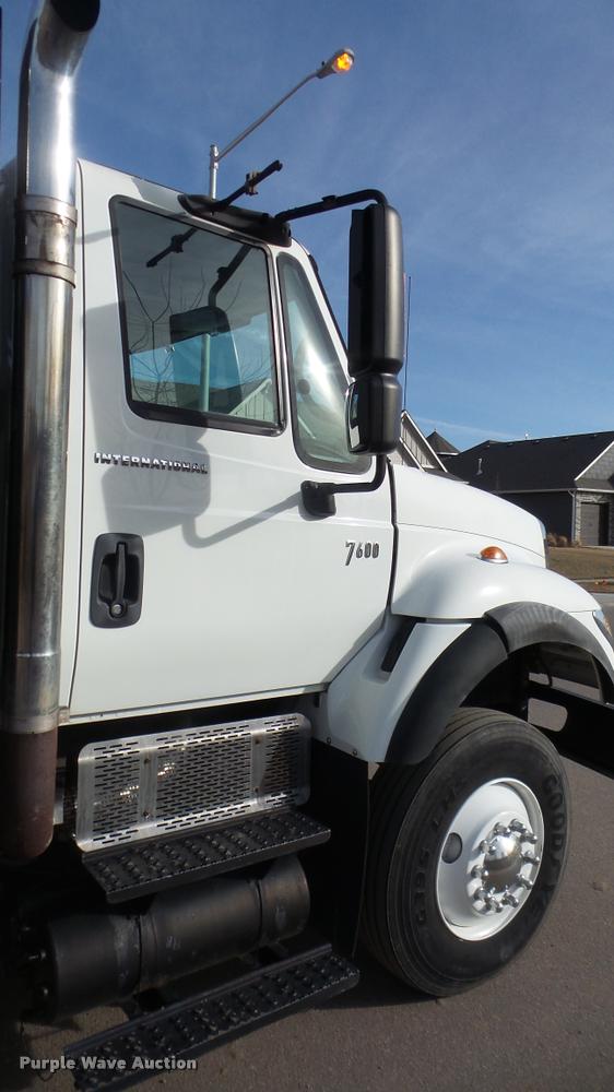 image for item DA0293 2005 International 7600 flatbed truck