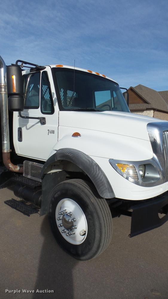 image for item DA0293 2005 International 7600 flatbed truck