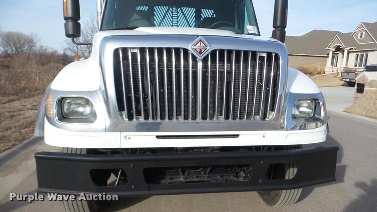 image for item DA0293 2005 International 7600 flatbed truck