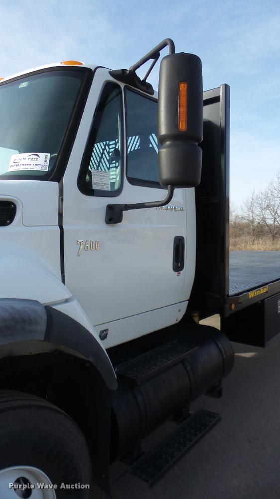 image for item DA0293 2005 International 7600 flatbed truck