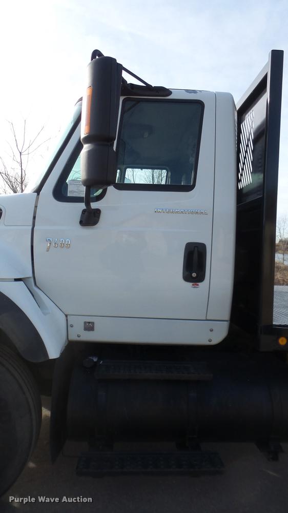 image for item DA0293 2005 International 7600 flatbed truck