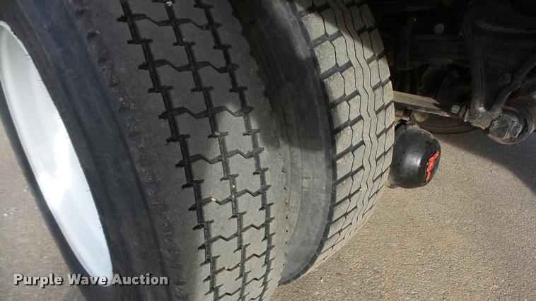 image for item DA0293 2005 International 7600 flatbed truck