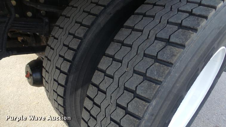 image for item DA0293 2005 International 7600 flatbed truck