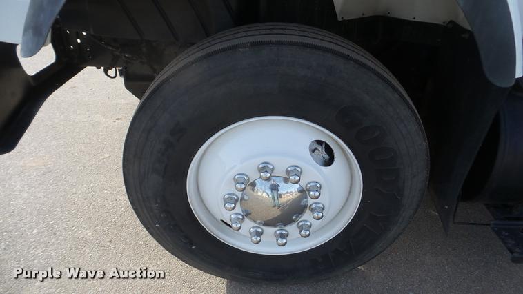 image for item DA0293 2005 International 7600 flatbed truck