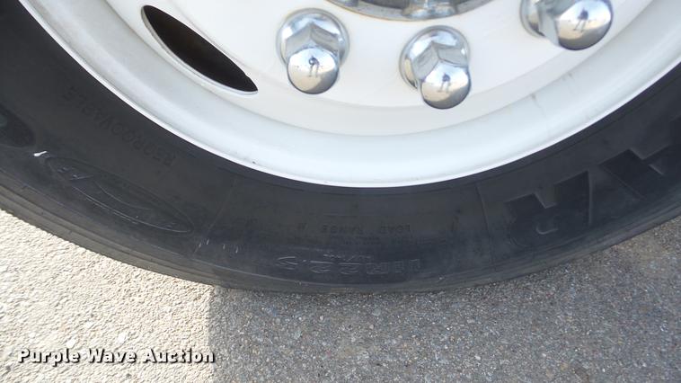 image for item DA0293 2005 International 7600 flatbed truck