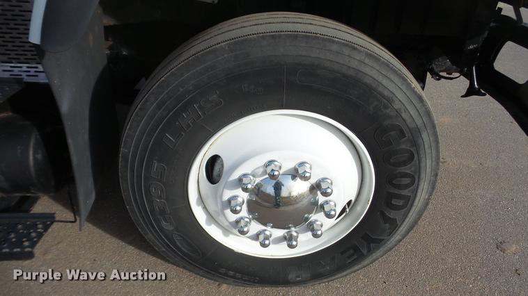 image for item DA0293 2005 International 7600 flatbed truck