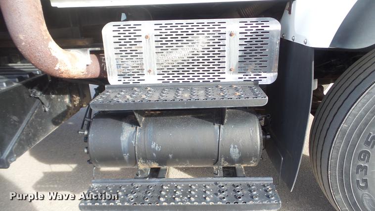 image for item DA0293 2005 International 7600 flatbed truck