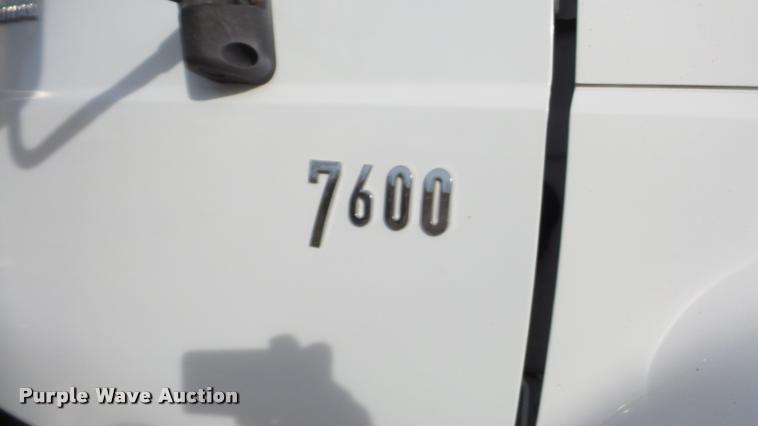 image for item DA0293 2005 International 7600 flatbed truck