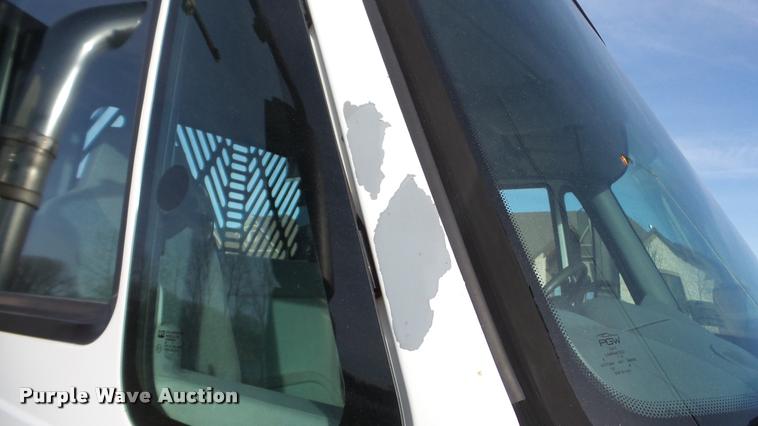 image for item DA0293 2005 International 7600 flatbed truck