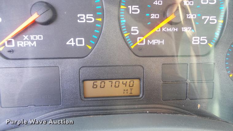 image for item DA0293 2005 International 7600 flatbed truck