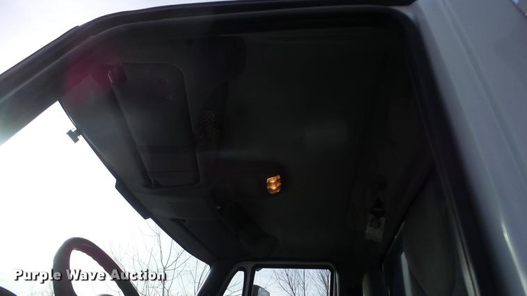 image for item DA0293 2005 International 7600 flatbed truck