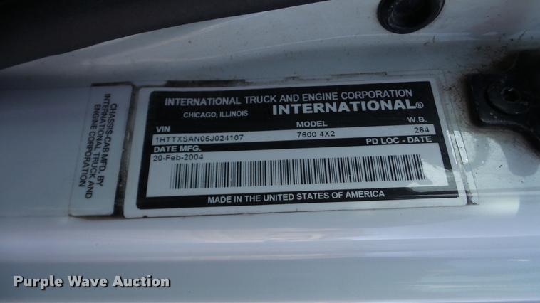 image for item DA0293 2005 International 7600 flatbed truck